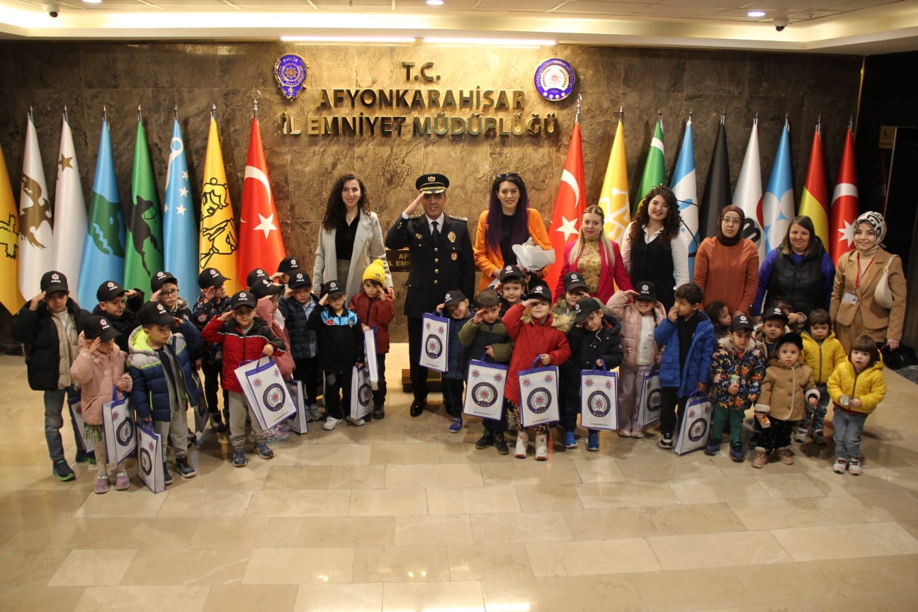 Yedi Bilim Anaokulu miniklerinden Müdür Erol'a ziyaret