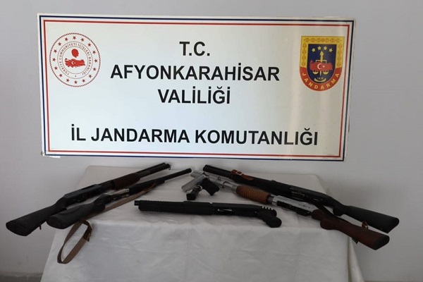 Sinanpaşa Akörende ruhsatsız silahlar ele geçirildi