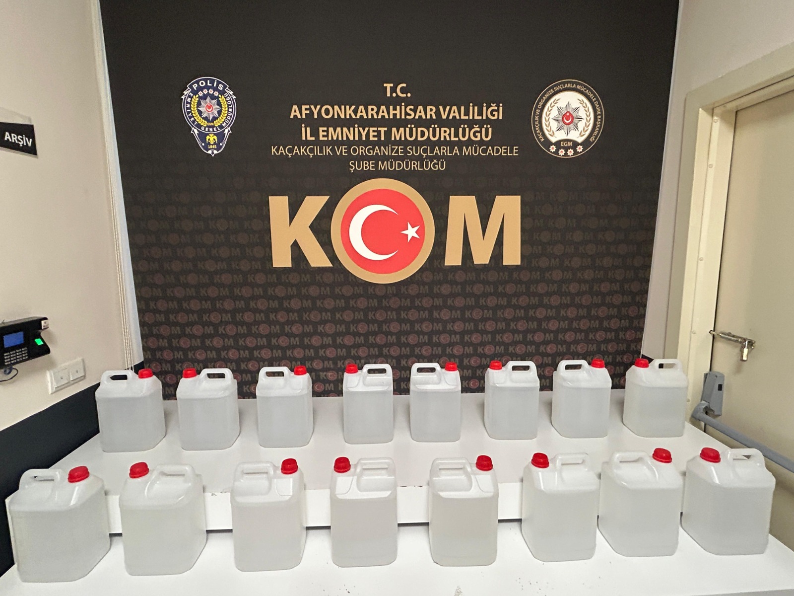 Emniyet güçleri Sinanpaşada kaçak etil alkol  ele geçirdi