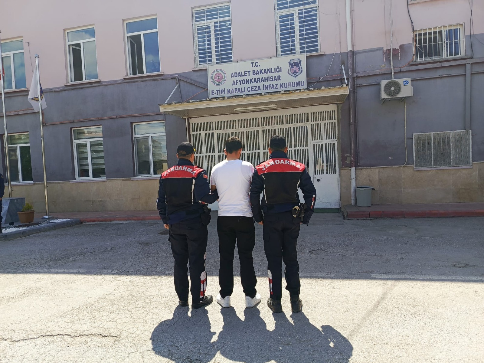 Jandarma hırsızı göz altına aldı