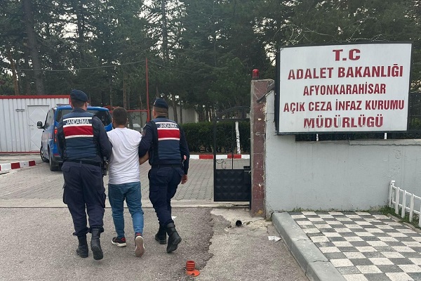 Birden fazla kişi ile silahlı tehdit suçundan yakalandı