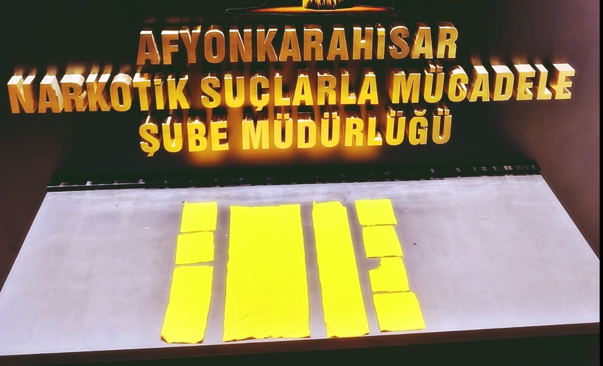 Emniyet peçeteye emdirilmiş uyuşturucu ele geçirdi
