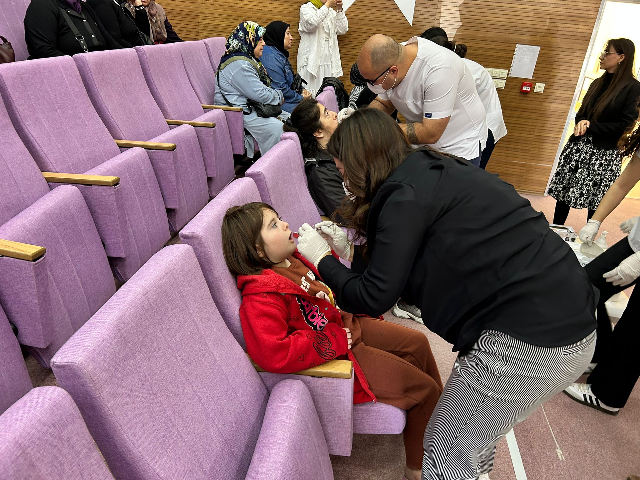 Otizmli bireyler ve annelerine diş taraması