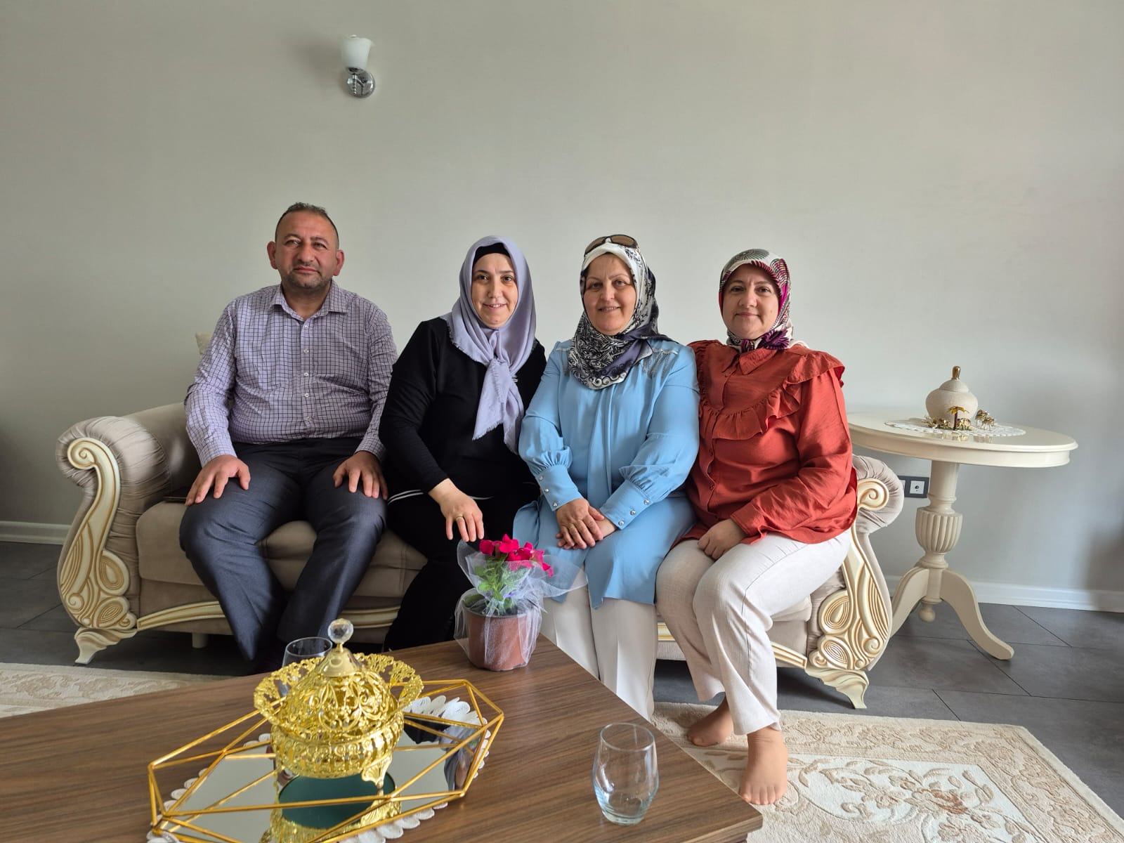 Ak Parti tüm kademeleri ile annelerin yanında