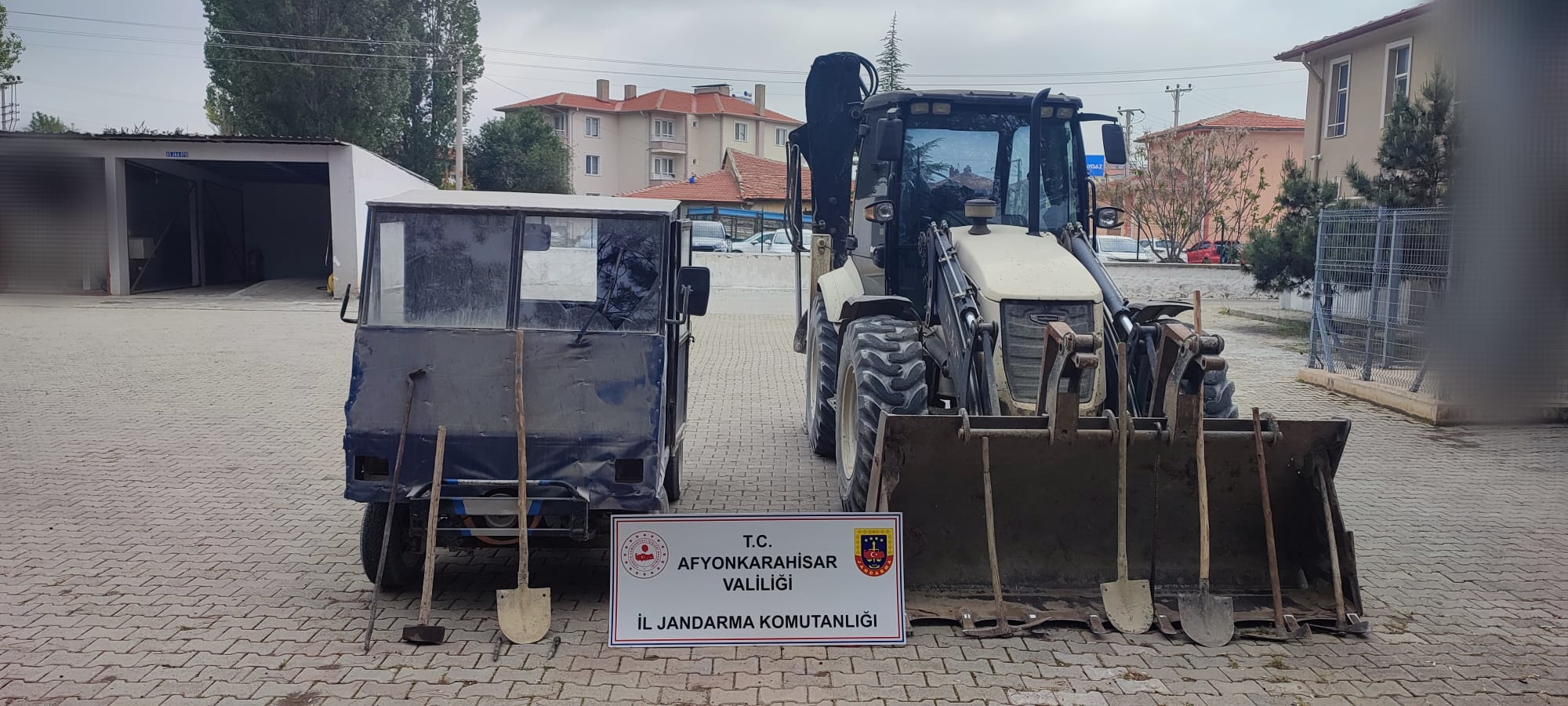 İş makinası ile kaçak kazı yapanlar yakalandı