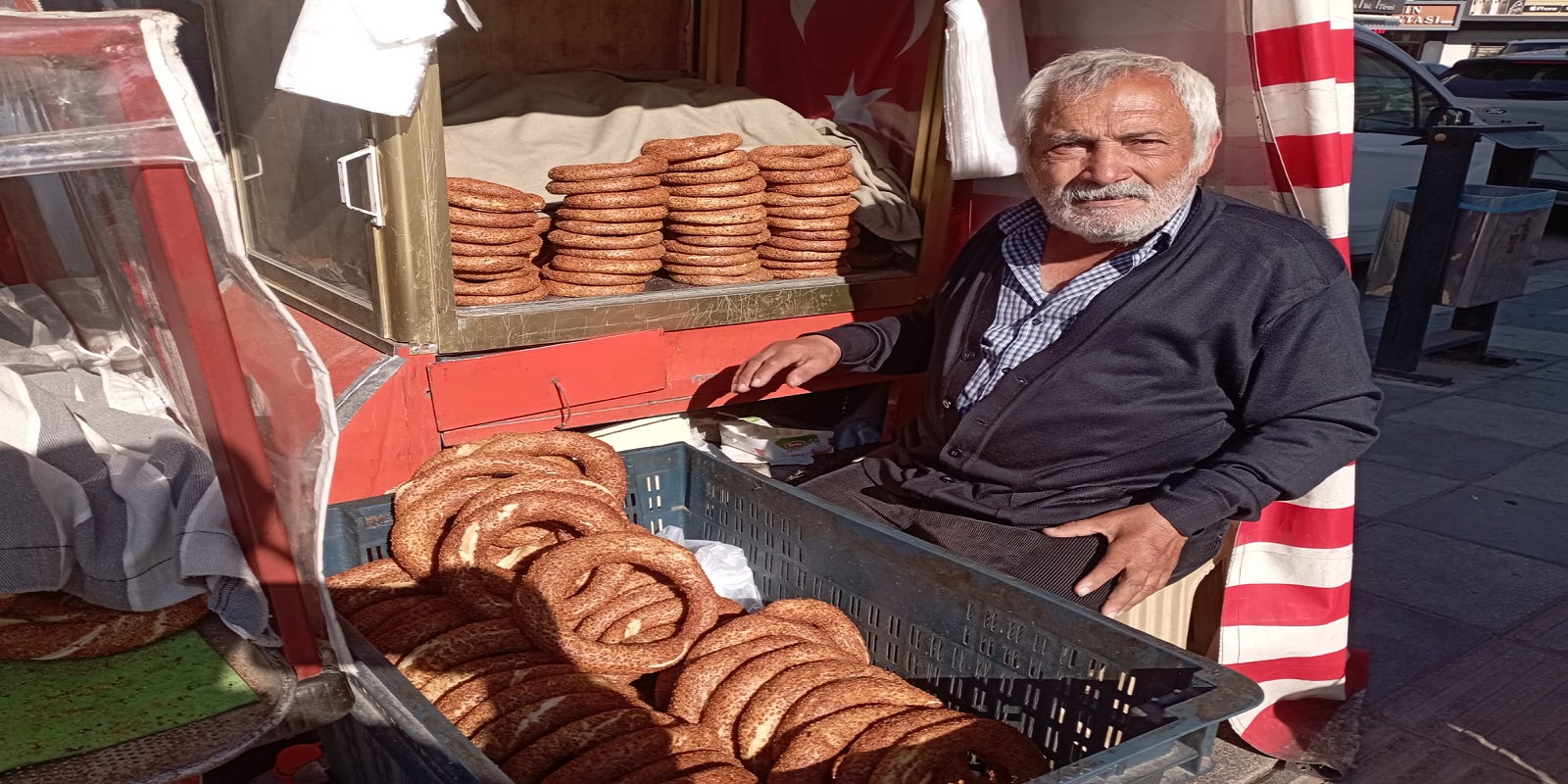 Afyonkarahisar’da 20 yıldır simit satıyor