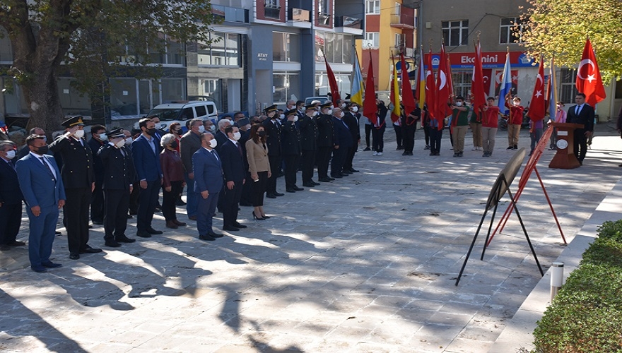 Dazkırıda Atatürk anıtına çelenk sunuldu