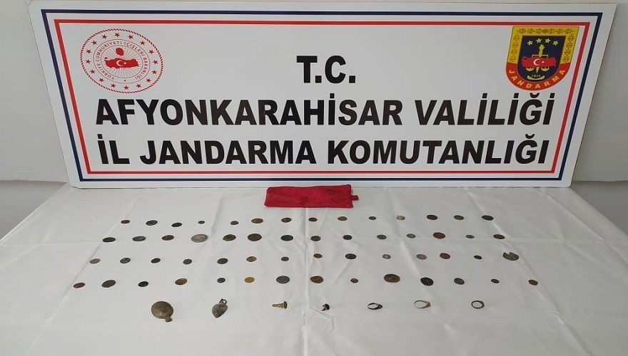 Elindeki tarihi eserleri satmaya çalışırken yakalandı