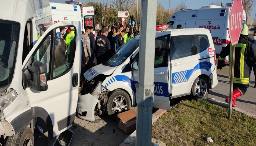Öğrenci servisi ile polis otosu çarpıştı 