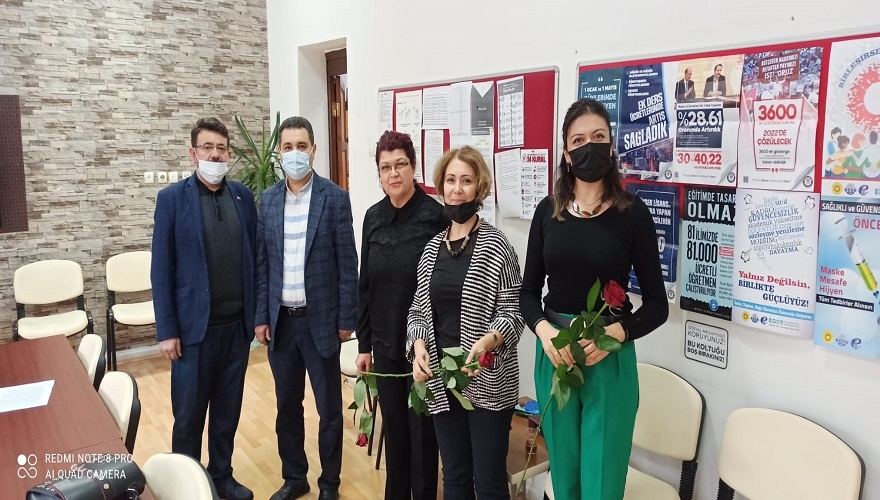 Ak Parti'den okullara karanfil