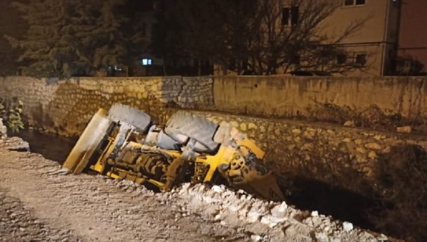 Kepçe nehir yatağında ters döndü