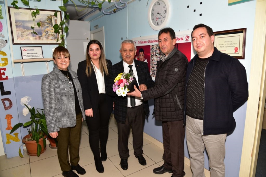 Başkan Zeybek'ten Vefa özel eğitim merkezine ziyaret