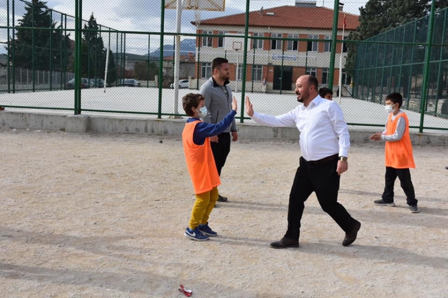 Başkan Taylan çocukların yanında