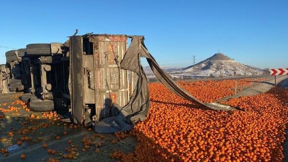 Portakal yüklü tır yan yattı