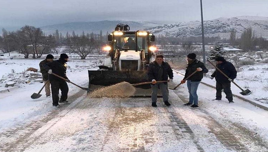 Dinar'da kar mücadelesi yapıldı