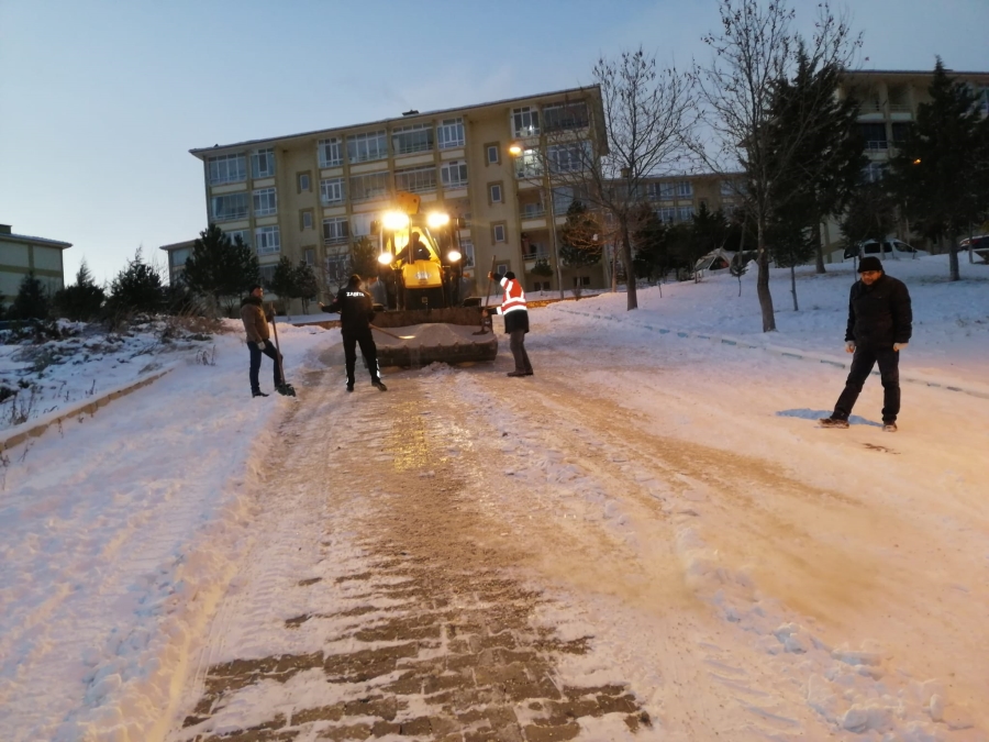 Dinar'da Kar Tuzlama Çalışmaları devam ediyor