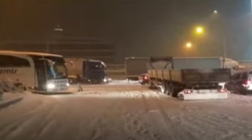 Afyonkarahisar'da yoğun kar yağışı 20 cm yi aştı