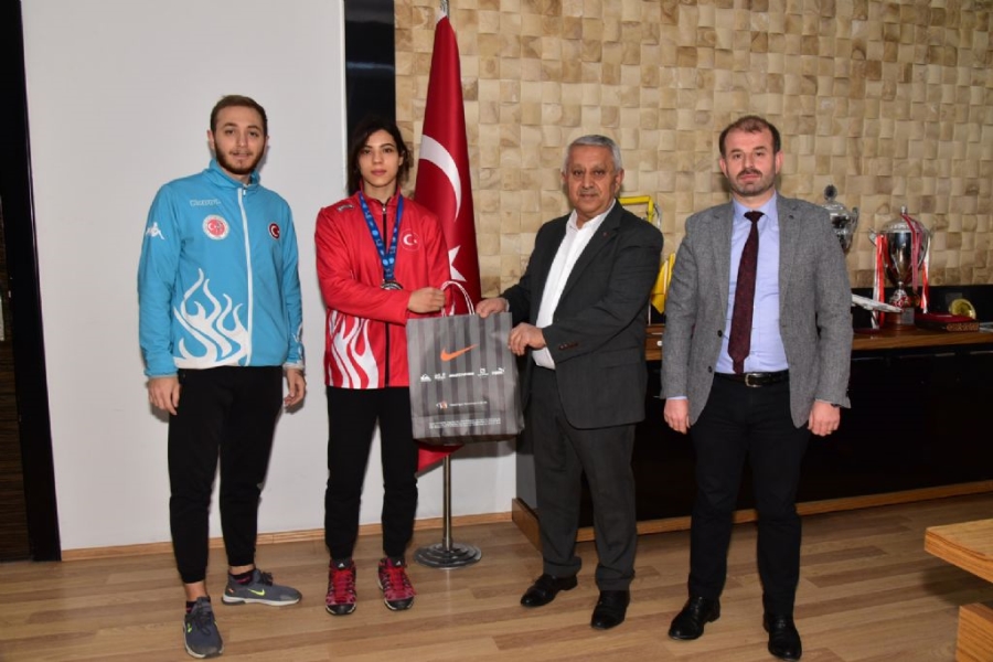 Şampiyon Kocakuş Başkan Zeybek'i ziyaret etti