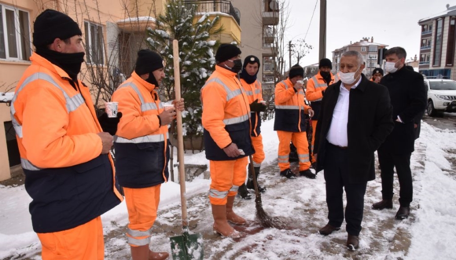 Başkan Zeybekn Mahallelerdeki çalışmaları denetledi