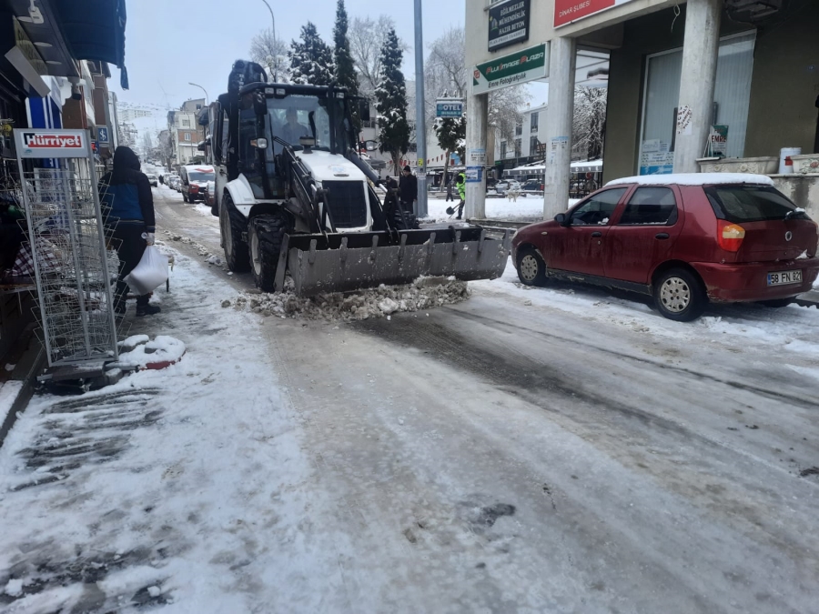 Belediyeden kar sonrası kaldırım temizliği 