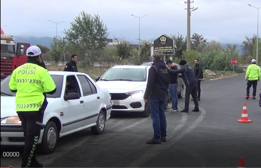 Emniyet Huzurlu Sokaklar ve Terör Suçları Uygulaması yaptı