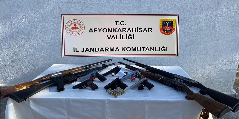 Düğünde ateş edenlerin silahlarına jandarma el koydu