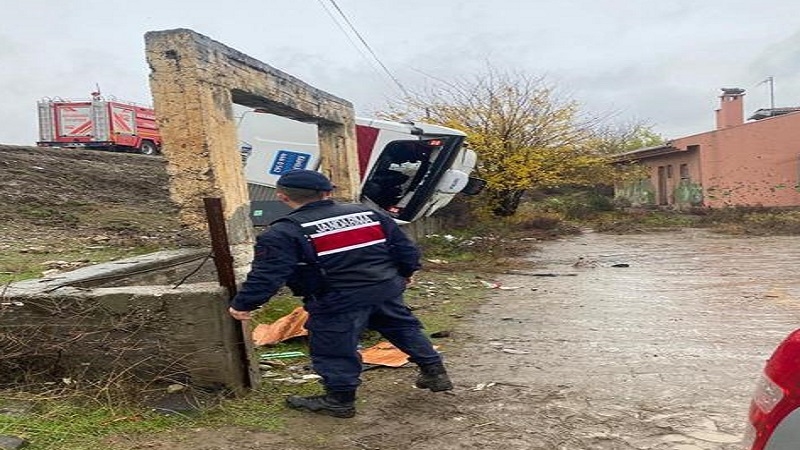 Yolcu otobüsü devrildi 33 yaralı