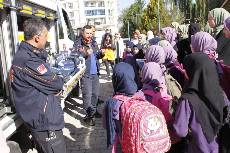 Kur-an Kursu öğrencilerine tatbikat