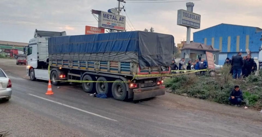 Kamyon altında kalan motosikletli hayatını kaybetti