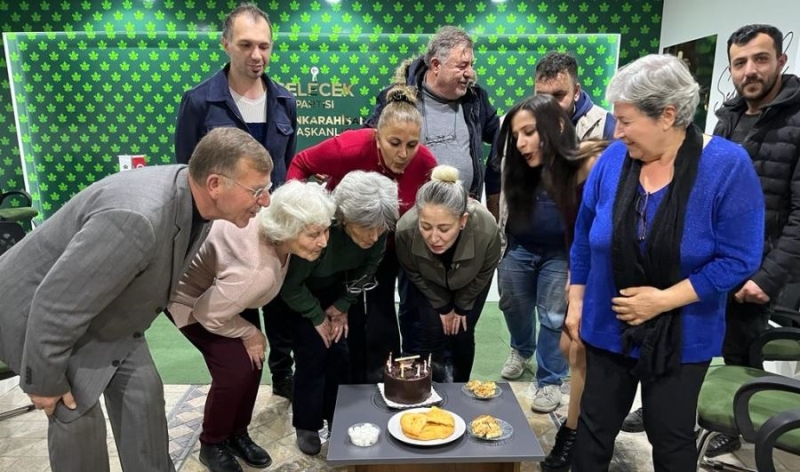 3. yıl anısına pasta kestiler