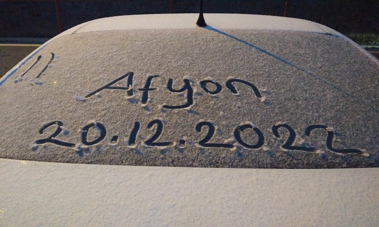 Afyon'da hafif kar yağışı oldu