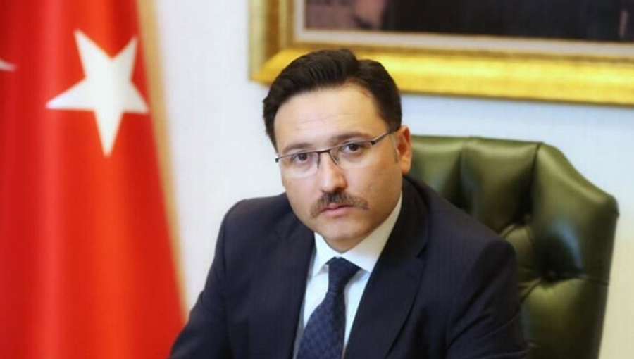 İnsani ve ahlaki meziyetlerin yeniden yeşermesine gayret göstermeliyiz.