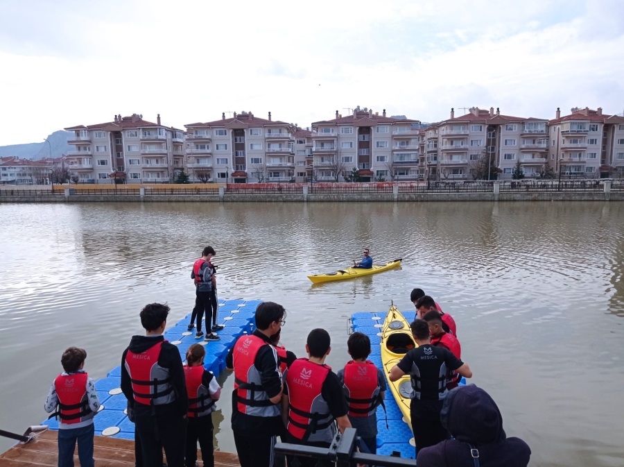 Afyonkarahisar Su Sporları Merkez Akarçay’da faaliyetlerine başladı.