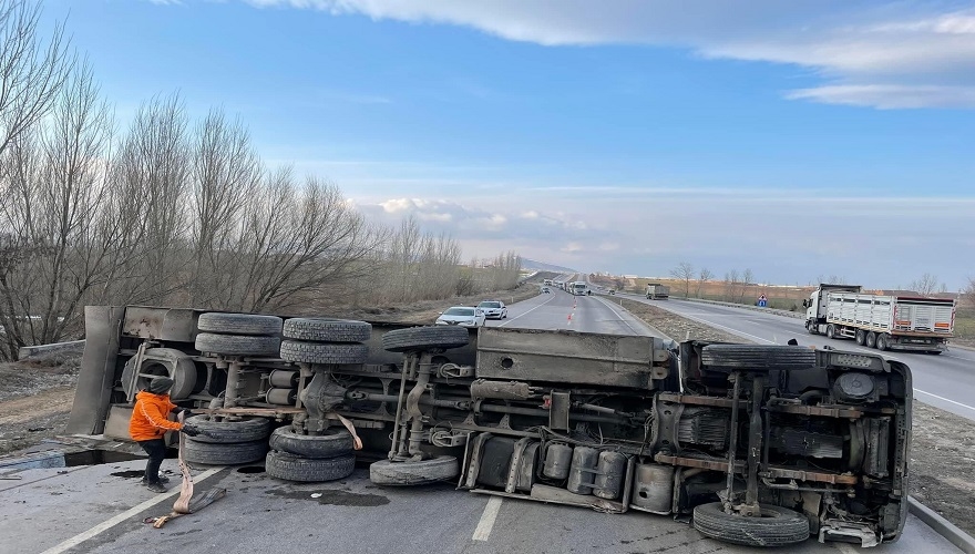 Bolvadin Emirdağ yolunda tır devrildi