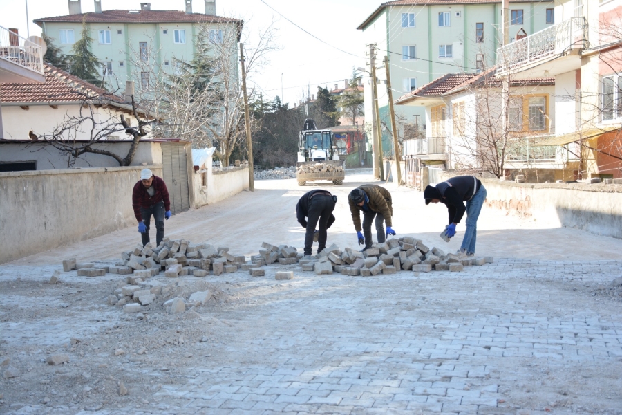 Dinarda yol bakım ve yapım çalışmaları devam ediyor