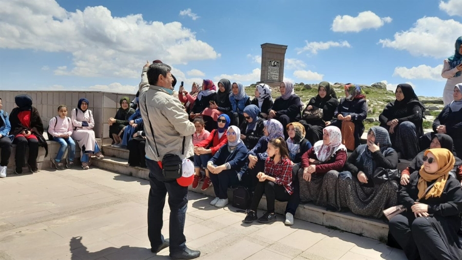 Kadınlar Türk tarihini öğreniyor