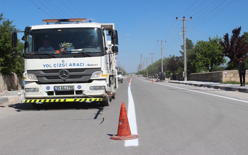 Emirdağda yol işaretleme çalışmaları sürüyor