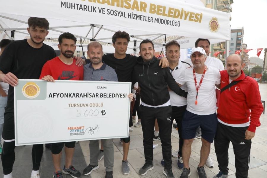 Meydanda ayak tenisi heyecanı yaşandı