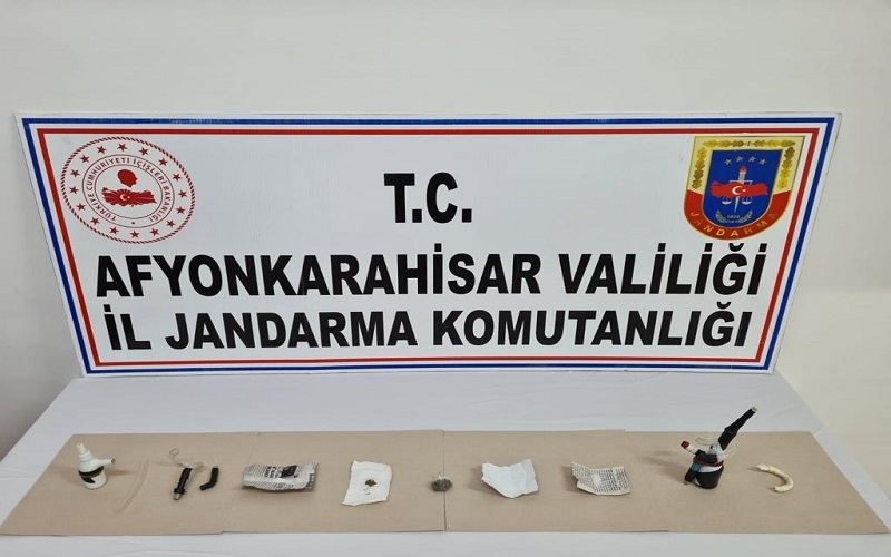 Yol kenarında uyuşturucu alan iki kişi yakalandı