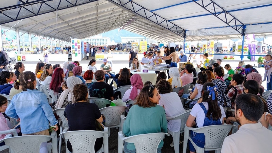 Afyonkarahisar Kitap Fuarı ziyaretçi akınına uğruyor