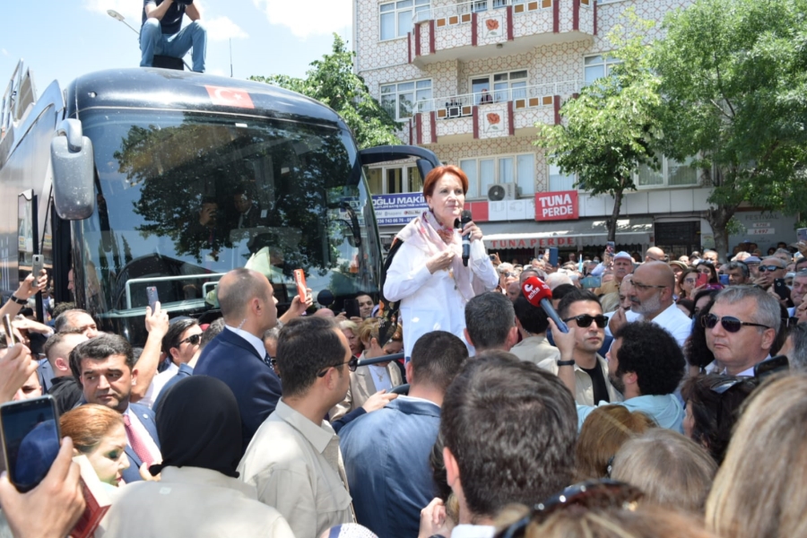 Akşener Burdur'da vatandaşlara hitap etti