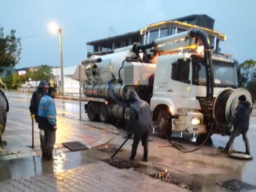 Yağmur sonrası belediye ekipleri mücadele verdi