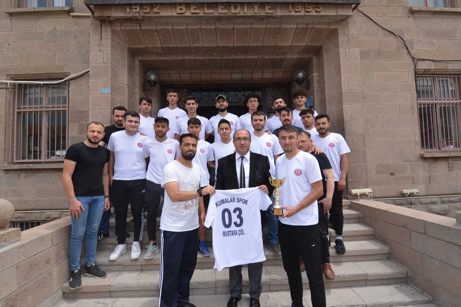 Şampiyonlar Başkan Çöl'ü ziyaret etti