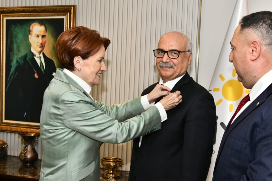 Pehlivanoğlu'nun rozetini Akşener taktı