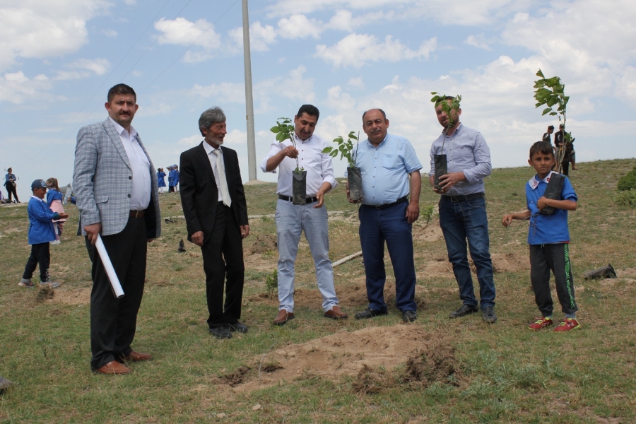 Başkan Demirel, çocuklarla fidan dikti