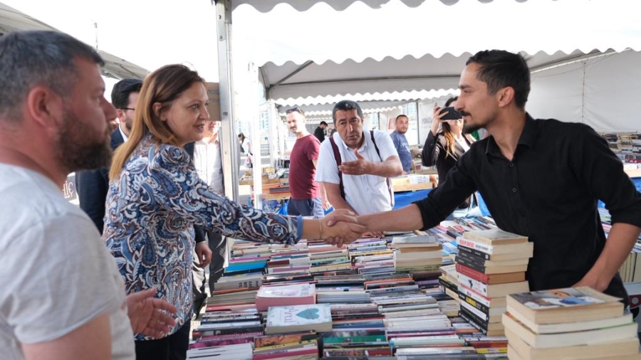 4 kitap fuarını Milletvekili Köksal ve Özkan ziyaret etti