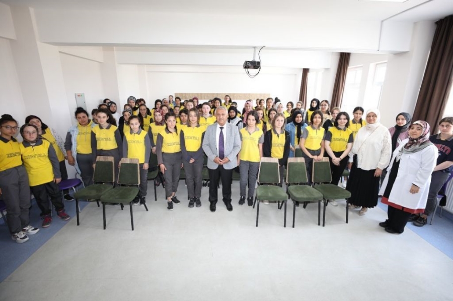 Başkan Zeybek lise öğrencileri ile söyleşi yaptı