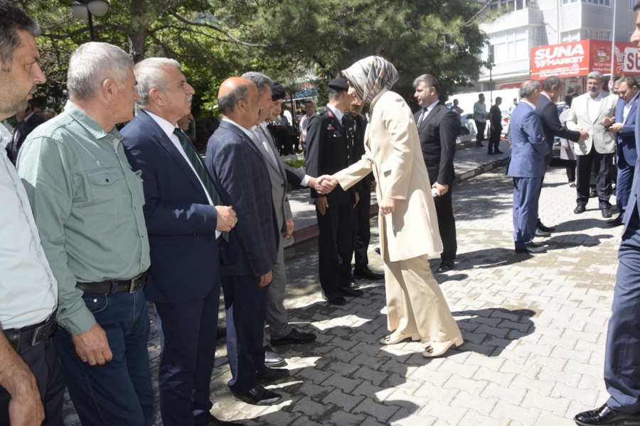 Vali Yiğitbaşı Çay Halkıyla Bayramlaştı