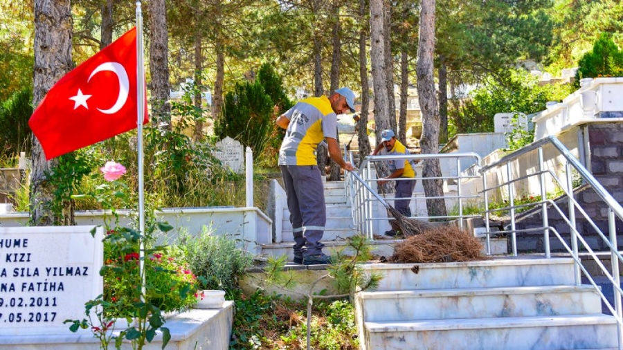 Mezarlıklarda temizlik çalışmaları yapıldı