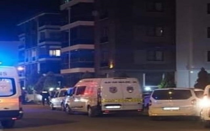 Komşular arasında çıkan kavgada bıçaklanan baba ile oğlu yaşamını yitirdi.